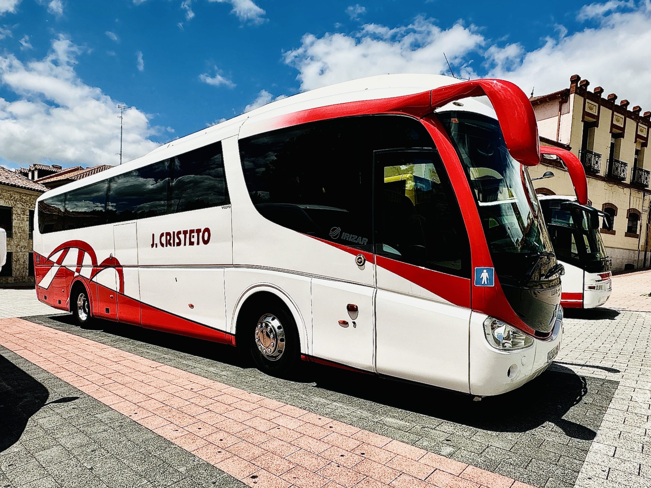 Autobús de cincuenta y cinco plazas J. Cristeto